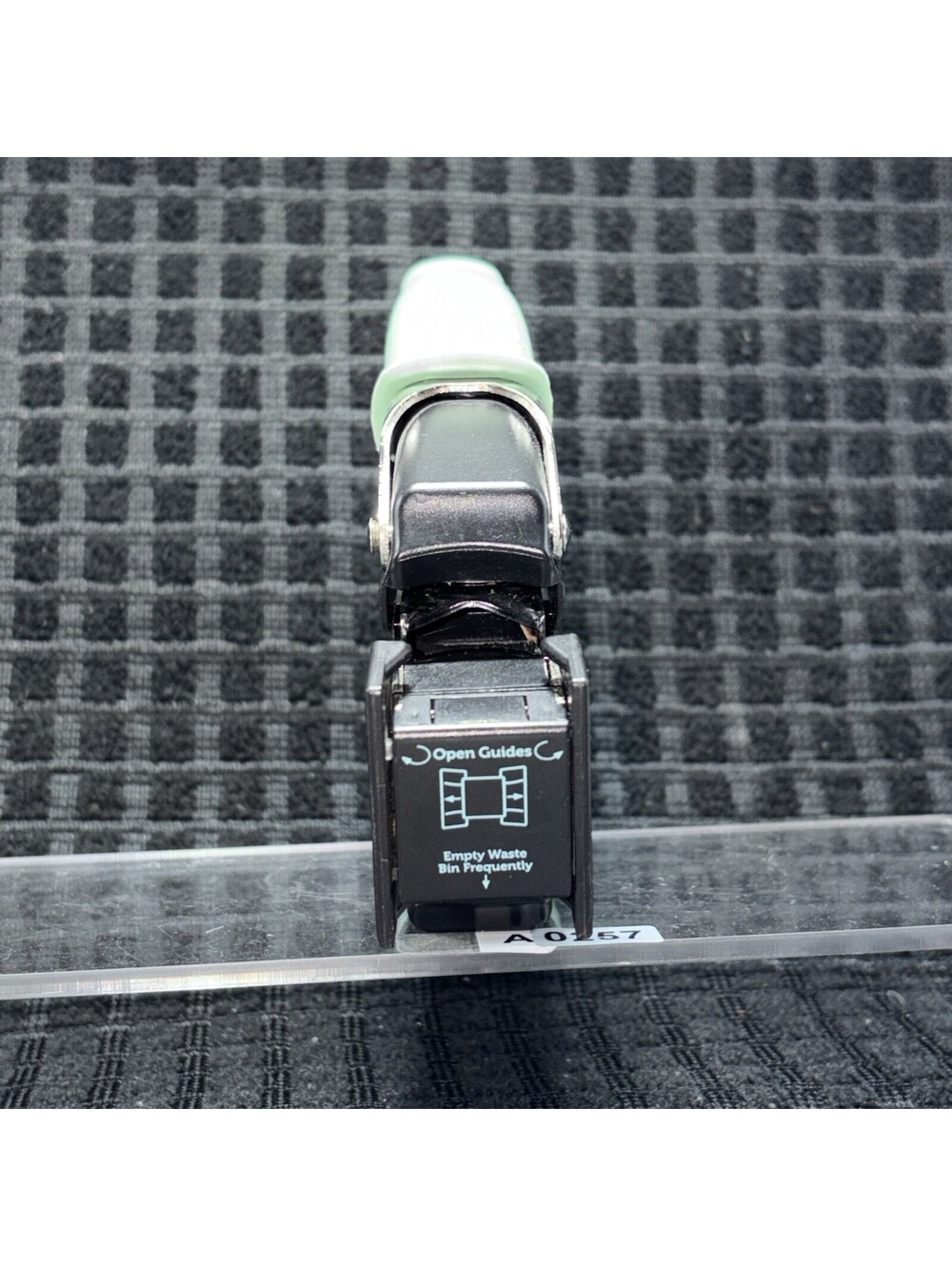 We R Memory Keepers Crop-A-Dile 1/4" & 1/2" Corner Chomper Punch -Corner Rounder - Picture 3 of 8
